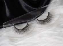 Load image into Gallery viewer, Strip Lashes
